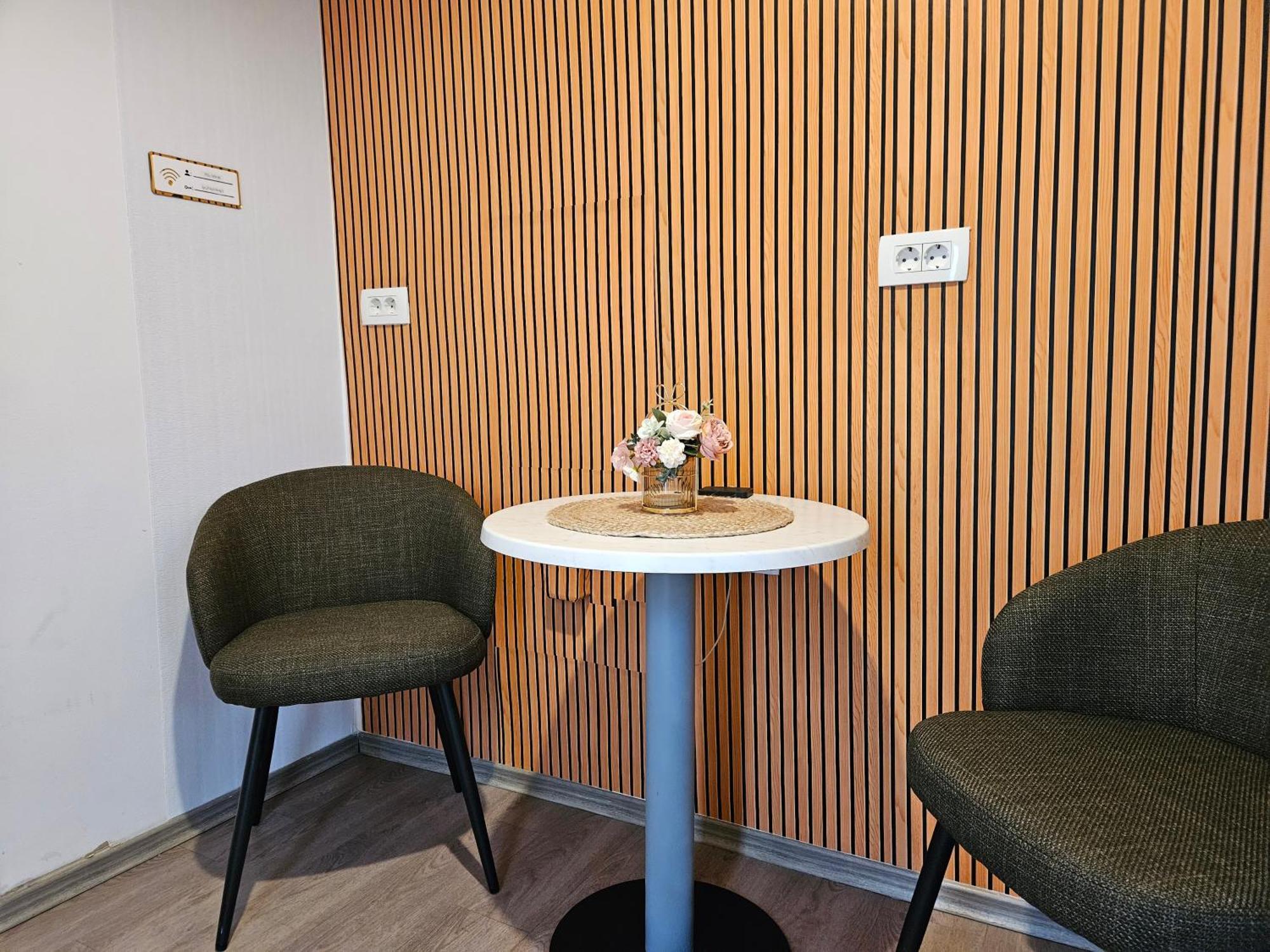 Center Budget Apartment *